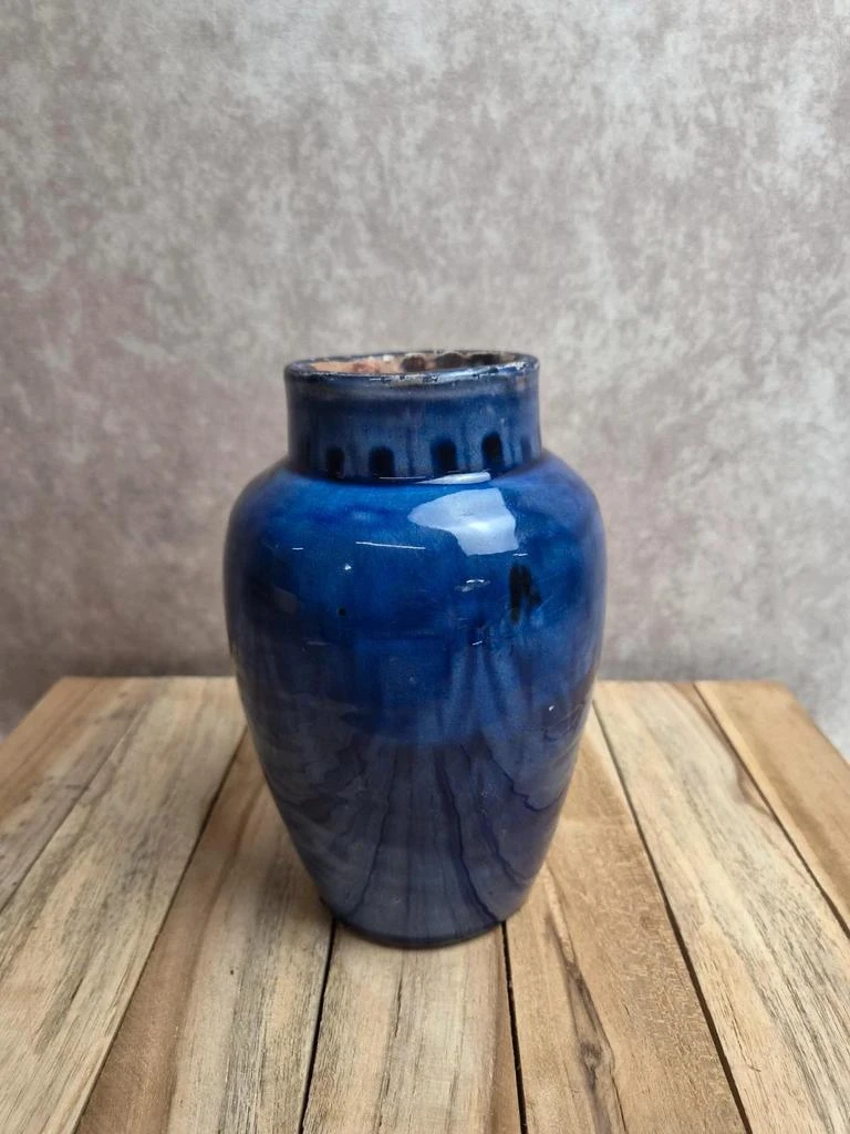 Vase artisanal vintage en terre cuite émaillée bleue – Style Safi Maroc
